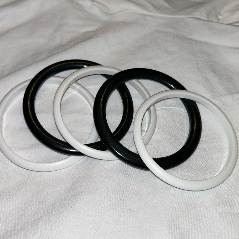 EUC, Black & White Bangles, set of 5, Resin, lightweight